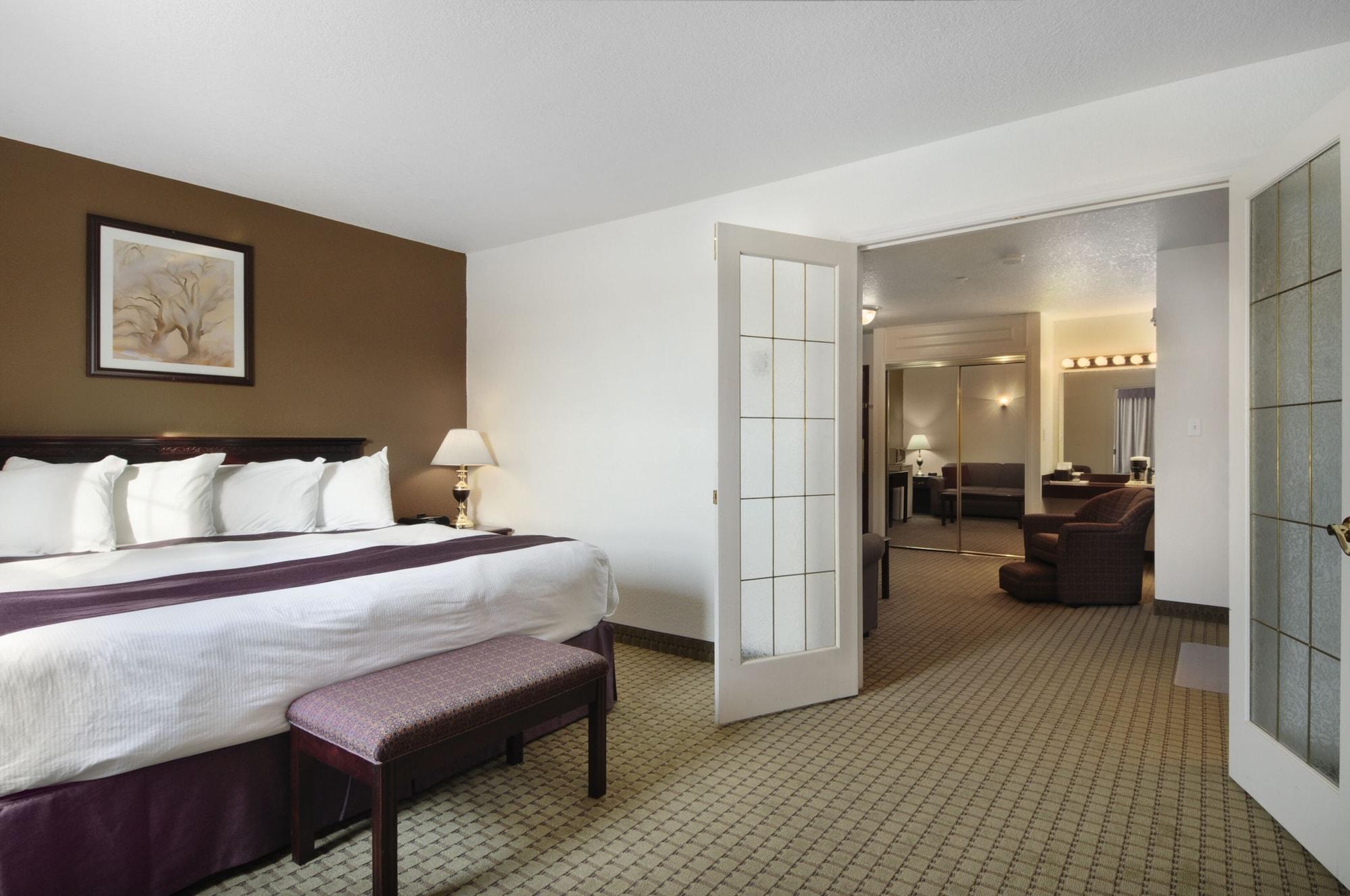Ramada By Wyndham Red Deer Hotel & Suites Eksteriør billede