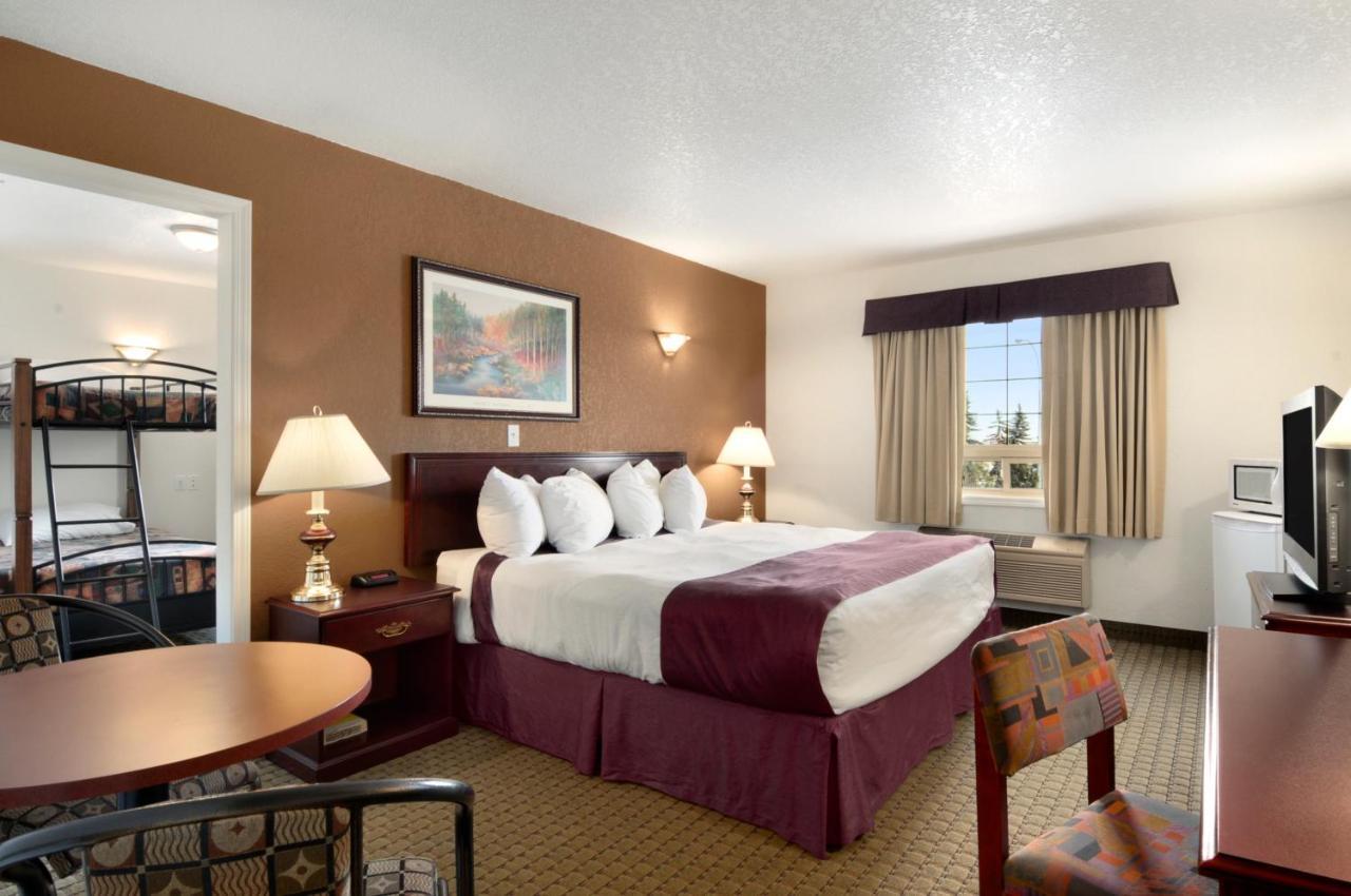Ramada By Wyndham Red Deer Hotel & Suites Eksteriør billede